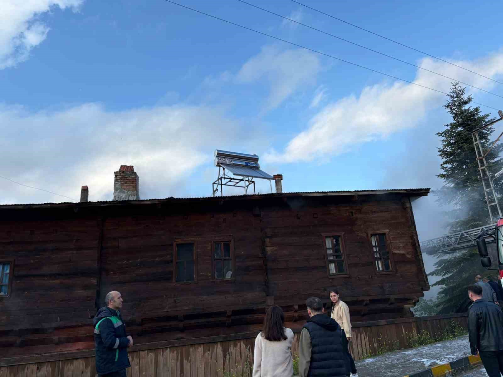 Kastamonu’da 250 yıllık tarihi konak çıkan yangında hasar gördü
