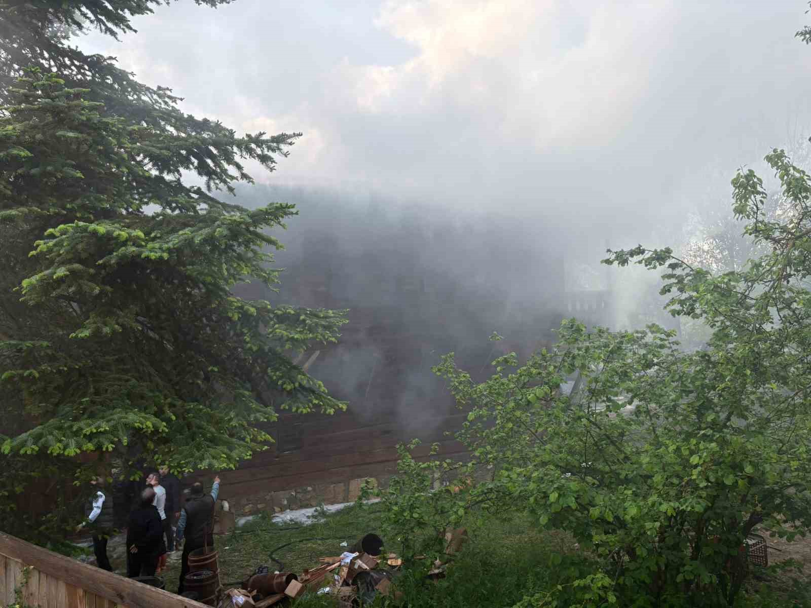 Kastamonu’da 250 yıllık tarihi konak çıkan yangında hasar gördü