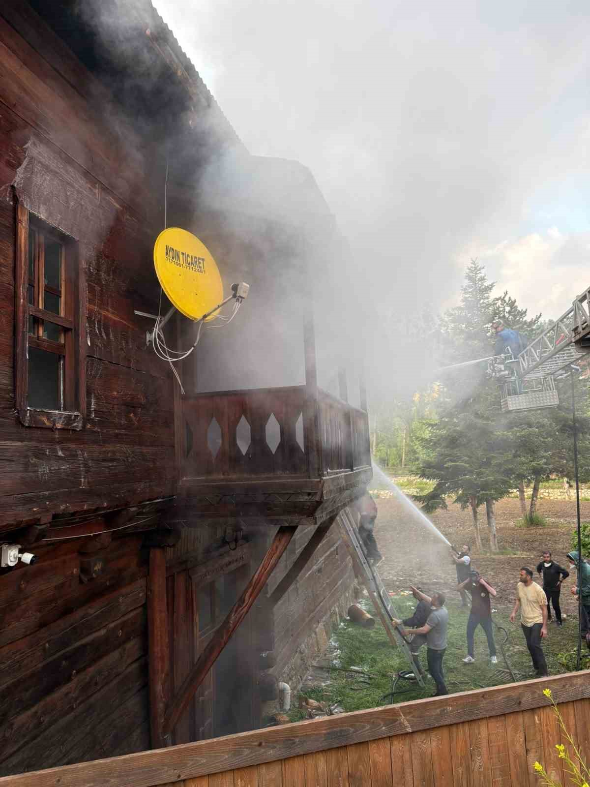 Kastamonu’da 250 yıllık tarihi konak çıkan yangında hasar gördü