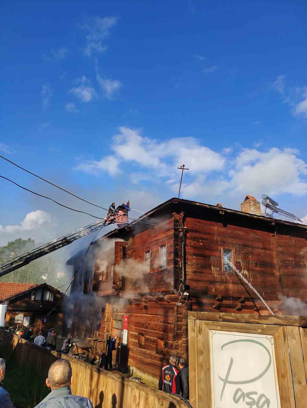 Kastamonu’da 250 yıllık tarihi konak çıkan yangında hasar gördü