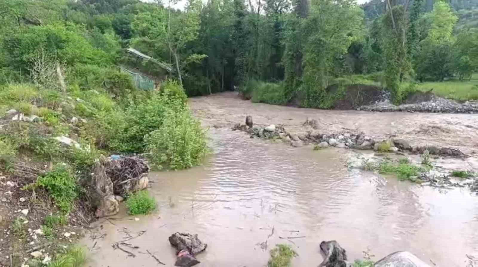 Zonguldak’ta dere sularının yükselmesi nedeniyle üç köydeki köprüler ulaşıma kapatıldı