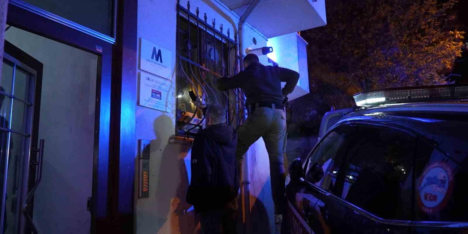 Ceset kokusu sanıldı, gerçek polisin eve girmesiyle ortaya çıktı