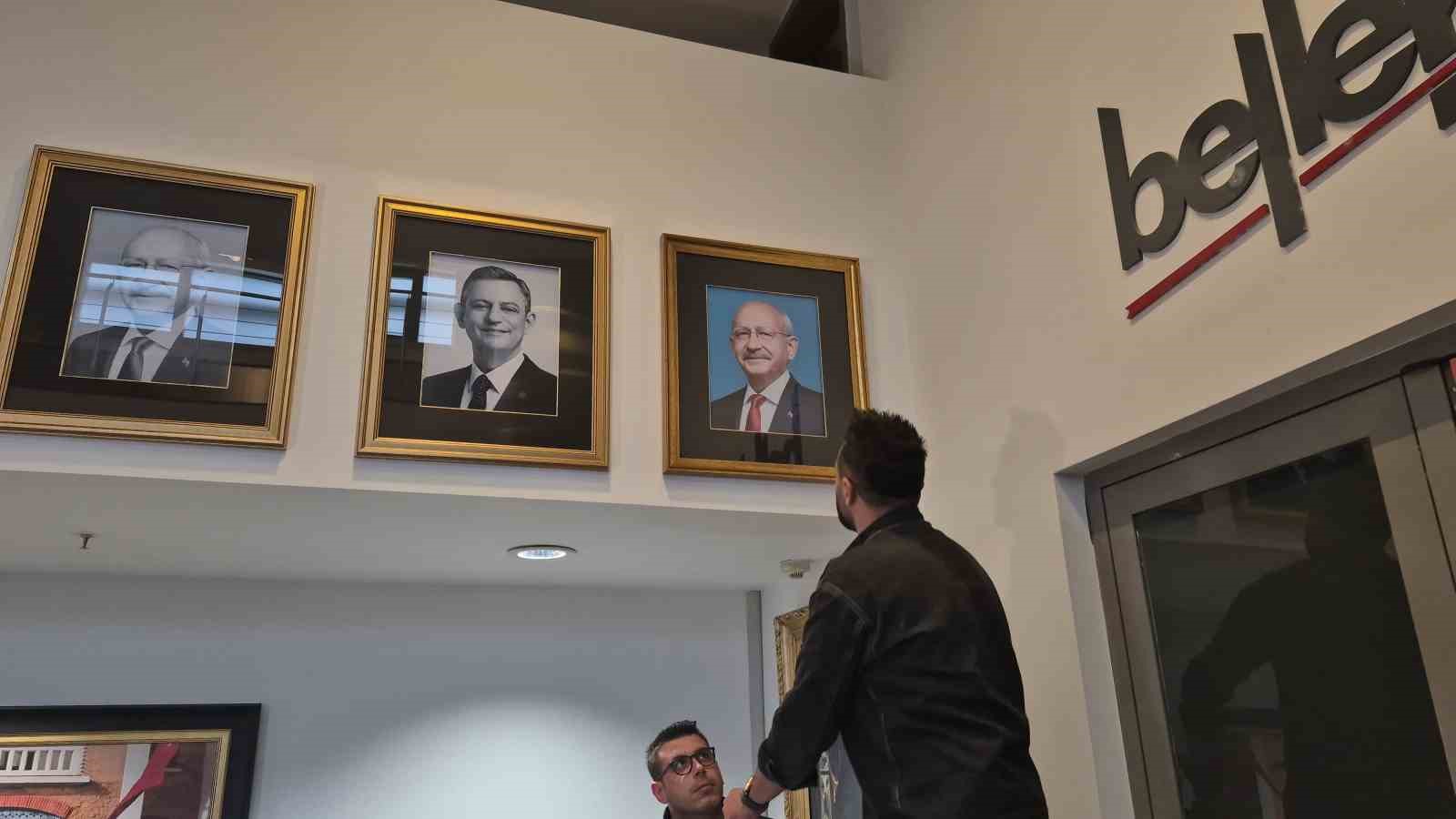 CHP Genel Merkezi’nde Kılıçdaroğlu’nun fotoğrafı tekrar asılıp, isimliği makam odasının kapısına takıldı