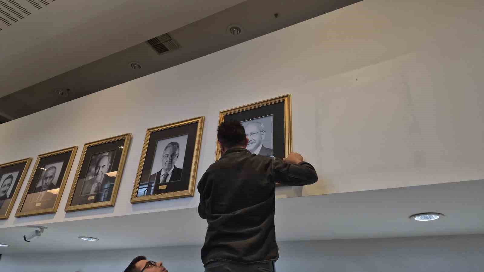 CHP Genel Merkezi’nde Kılıçdaroğlu’nun fotoğrafı tekrar asılıp, isimliği makam odasının kapısına takıldı