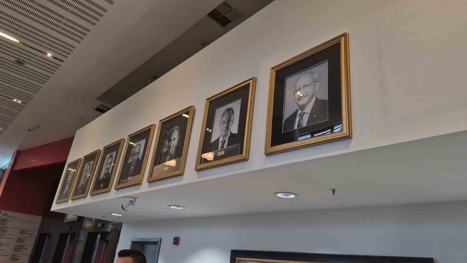 CHP Genel Merkezi’nde Kılıçdaroğlu’nun fotoğrafı tekrar asılıp, isimliği makam odasının kapısına takıldı
