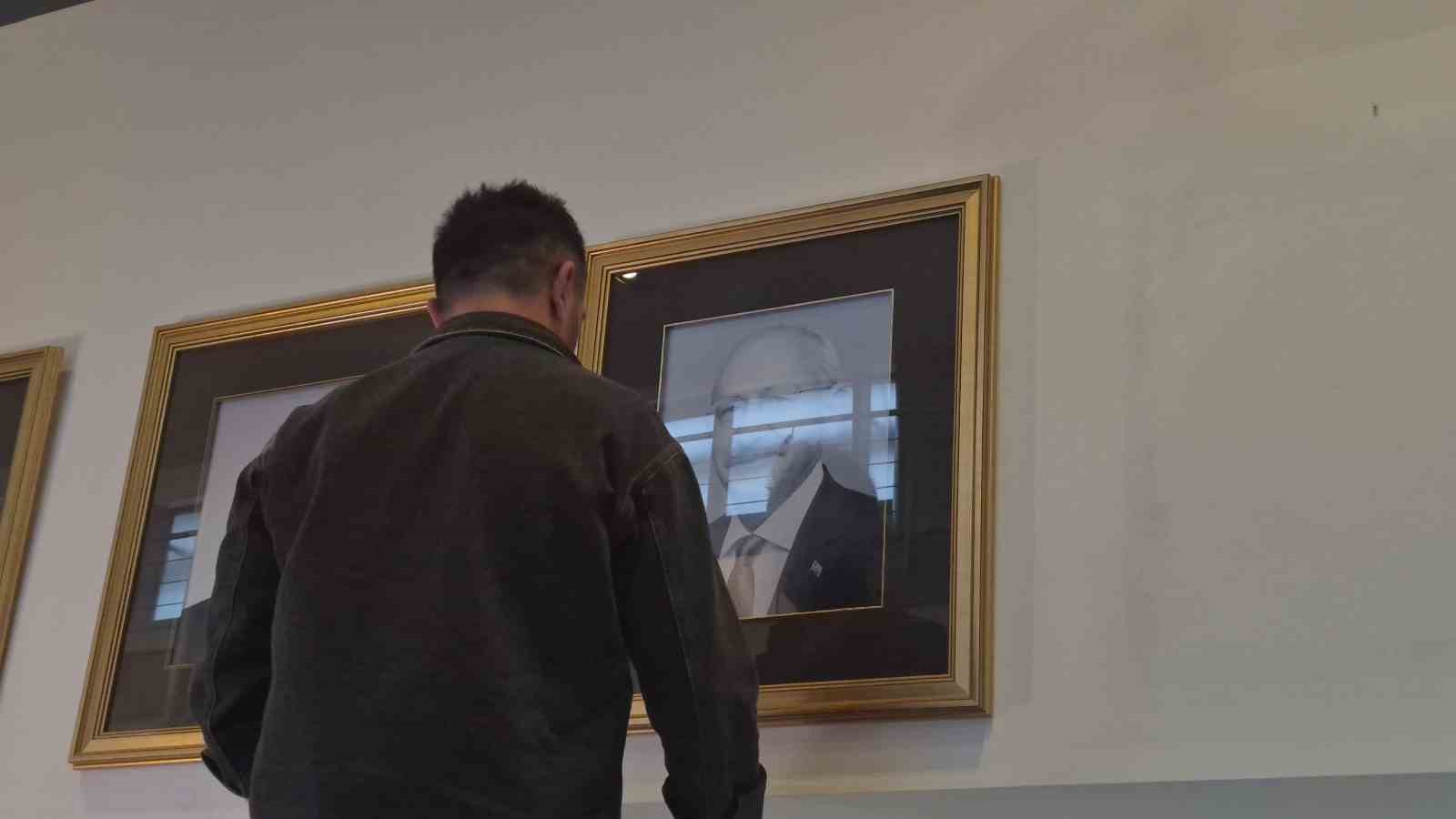 CHP Genel Merkezi’nde Kılıçdaroğlu’nun fotoğrafı tekrar asılıp, isimliği makam odasının kapısına takıldı