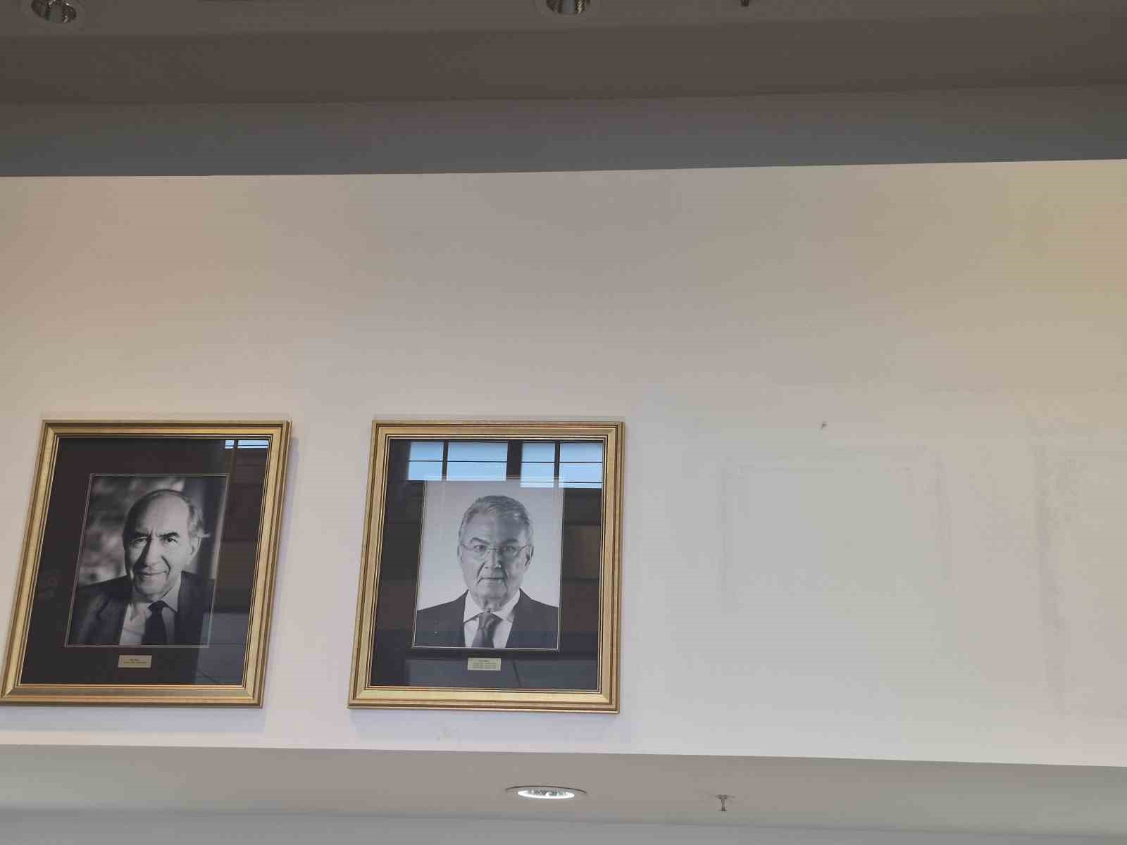 CHP Genel Merkezi’nde Kılıçdaroğlu’nun fotoğrafı tekrar asılıp, isimliği makam odasının kapısına takıldı