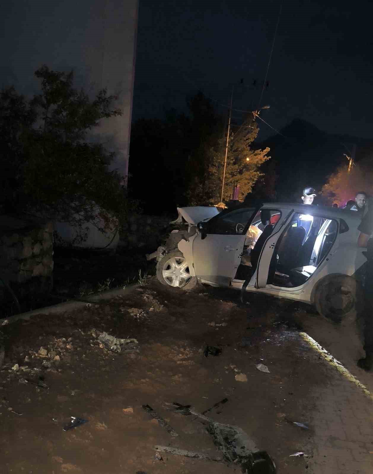 Otomobil park hakindeki araca çarptı: 4 yaralı