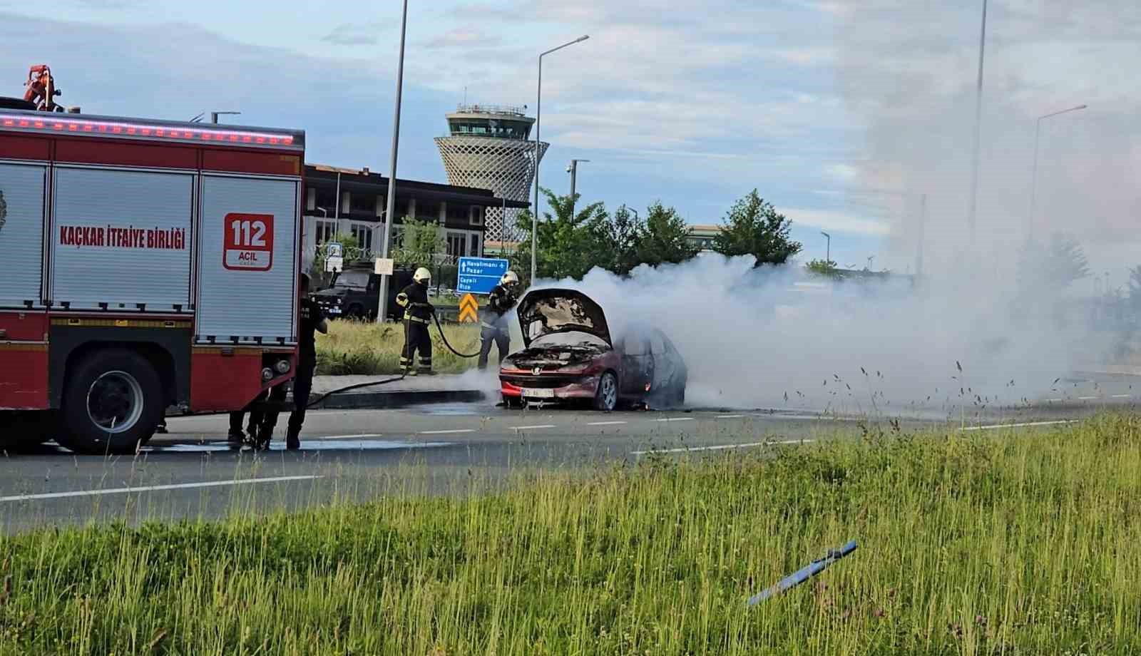 Rize’de seyir halindeki otomobil alev topuna döndü