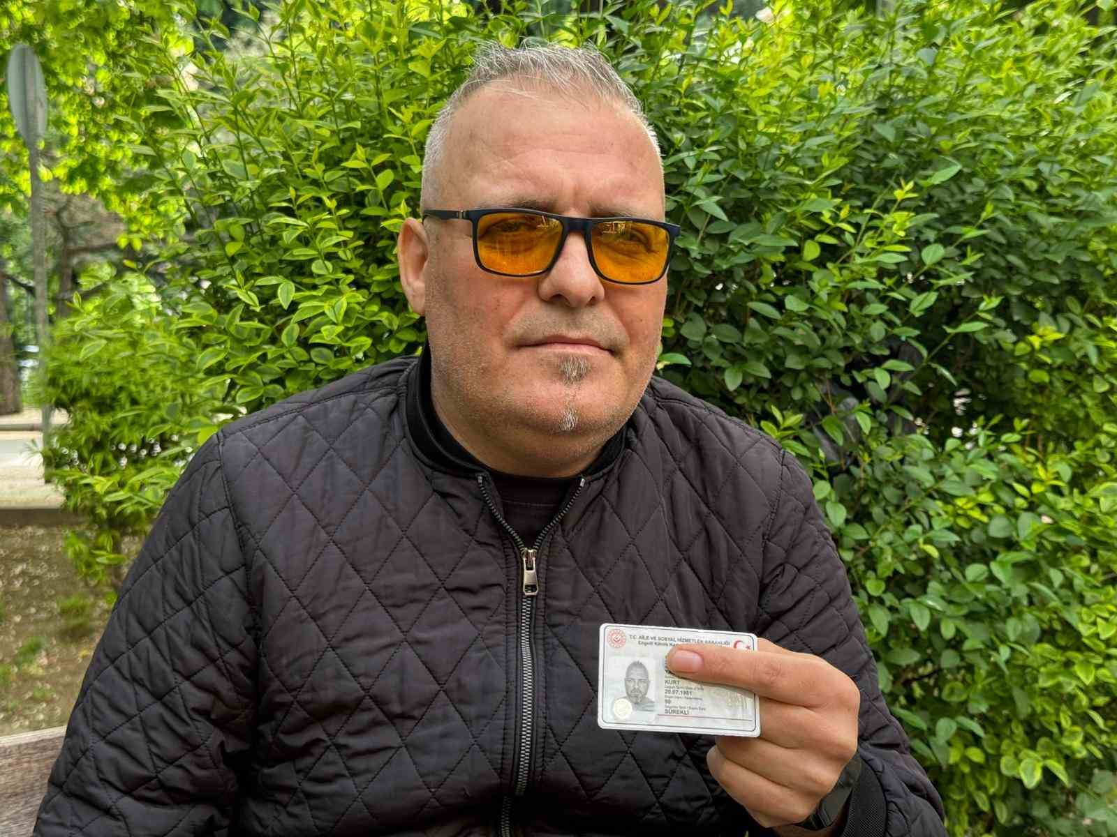 Temizlediği aracında 2 saat uyudu ölümden döndü, yüzde 90 görme kaybı yaşadı Temizlediği aracında 2 saat uyudu ölümden döndü, yüzde 90 görme kaybı yaşadı
